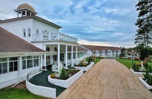 Pembine Hotel | Four Seasons Island Resort