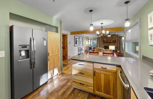 Sisters Condo | Fourth Sister Retreat - Great location with fireplace, community pool & hot tub