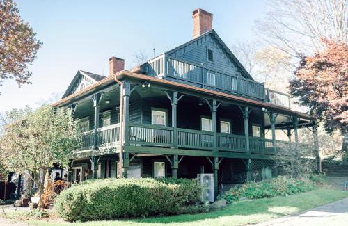 Glenwood Bed & Breakfast | Fox & Bear Lodge