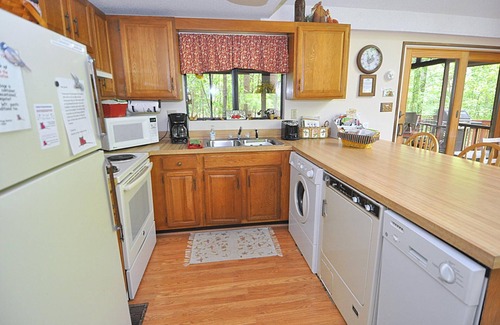 The Woods Cabin | Fox Hollow - Cozy Den With a Hot Tub