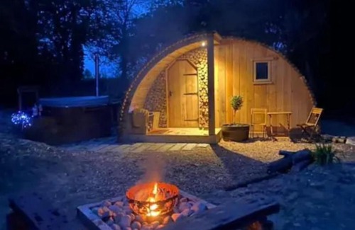Burton Other | Fox Lodge at Heygates Lodging - with hot tub
