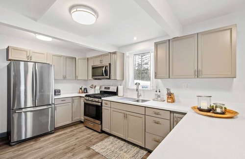 Palmer Apartment | Foxhole Retreat~Hiking near Hatchers & Local Goods