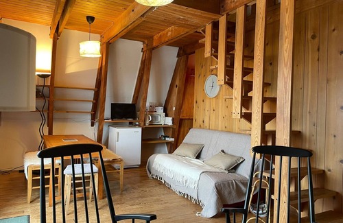 Besse-et-Saint-Anastaise Ski Chalet | Mountain chalet with balcony, near slopes and center