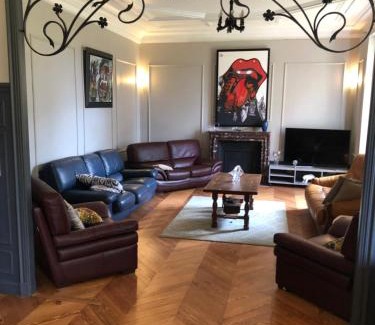 Javerlhac-et-la-Chapelle-St-Robert Bed & Breakfast | château de Puymoger