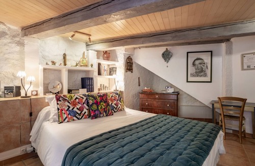 Sainte-Colombe-de-la-Commanderie Bed & Breakfast | Bed and breakfast 'Tourelle Chambre Double Vue Jardin'