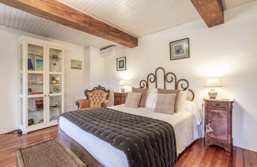 Sainte-Colombe-de-la-Commanderie Bed & Breakfast | Bed and breakfast 'Colombine Chambre Double Deluxe' with Shared Garden, Wi-Fi and Air Conditioning