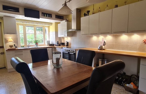Treigny House | Gite Verger a charming home with private pool and extensive gardens