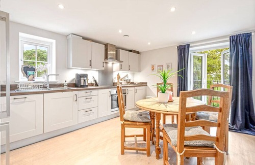 North Moreton Apartment | Franklin Apartment - 2 Bed apartment with balcony