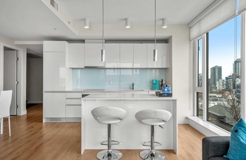 Victoria Park Apartment | FREE Banff Pass, Parking, Wine! PRIME DT Location!
