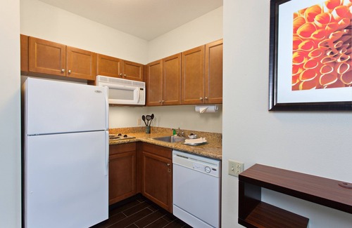 Lake Forest Apartment | Free Breakfast. Outdoor Pool & Hot Tub