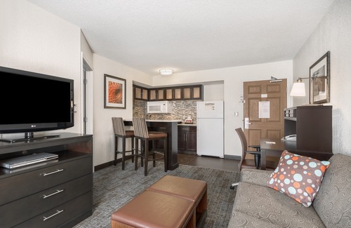 Christiana Condo | Free Breakfast. Outdoor Pool. Near the University of Delaware!