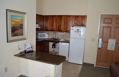 Oconomowoc Condo | Free Breakfast. Pool. Gym. Close to Aurora Medical Center!