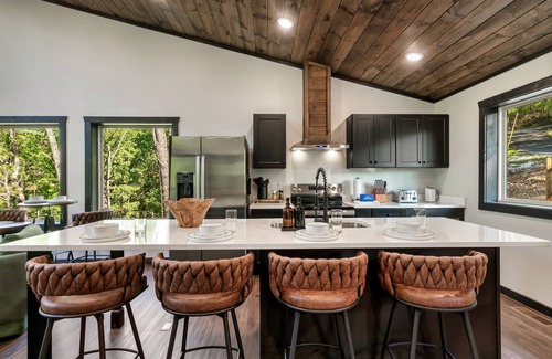 Gatlinburg - Pigeon Forge Cabin | Free Dollywood Tix/Modern/Stylish/Dog Friendly