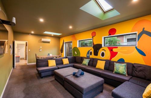 Linwood Villa | Free Parking -Kids Games Room w PS5, Arcade- Central-7 Bathrooms- Cinema