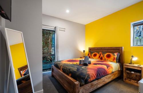 Linwood Villa | Free Parking -Kids Games Room w PS5, Arcade- Central-7 Bathrooms- Cinema