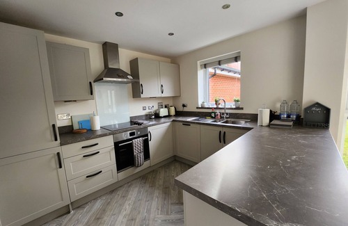 Wellingborough House | FREE Parking, Short & Long Relocation Stay, Insurance, Business. Great Location!