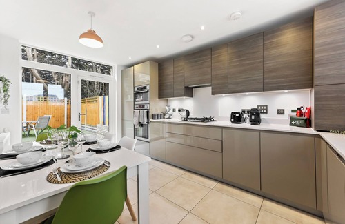High Barnet House | *Free Parking* Sleeps 8 *Barnet* North London* With Large Garden