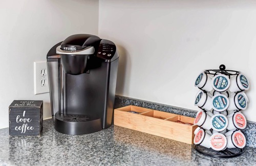 Arlington Ridge Apartment | FREE Parking | Walk to METRO! Arlington 2 BR House