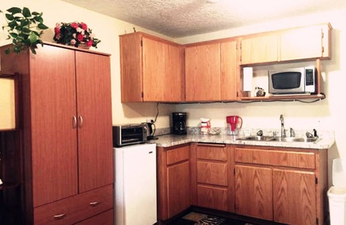 Ellsworth Apartment | Free Shuttle Studio with Private Entrance Near The PDX Airport
