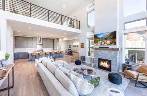 Deer Mountain House | *Free Ski Rentals* Perfect for Families - Private Hot Tub, 7 Mins to Deer Valley East Village Lifts