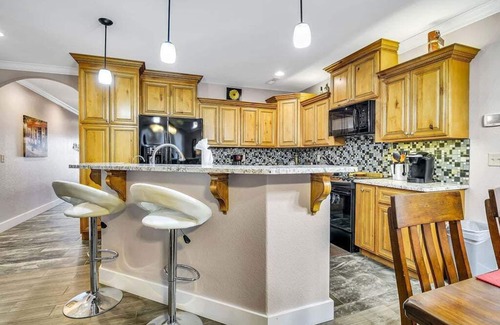 Indian Point Condo | Free Tickets-Newly Renovated-Labor Day Open-Lake View-Near Silver Dollar City-Community Pool!