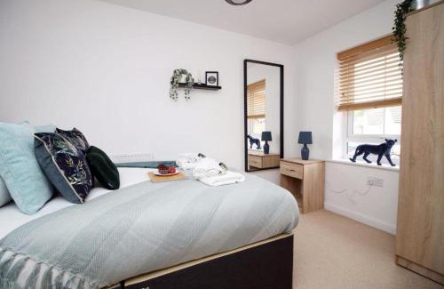 Rogerstone House | Free Wifi | Parking Access | 3BR