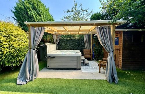 Newcastle-upon-Tyne House | Freeman Hot Tub House, Free Parking, Transport Links