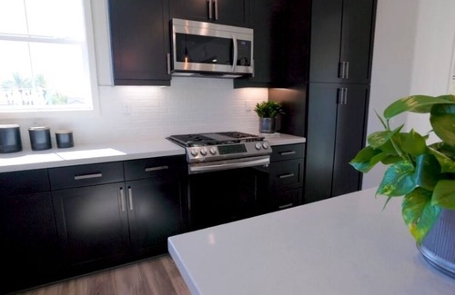 Compton House | Freeway Close, center of LA, near colleges, Ports, amusement parks, all of SoCal