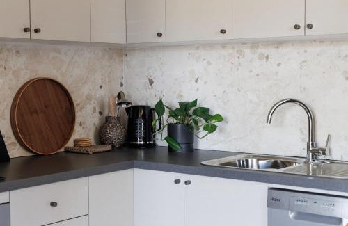 South Fremantle Apartment | Fremantle Beach Pad - ocean front, cafes, bars