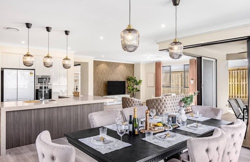 Rochedale House | French Royal Experience 5B3B Grand House 3Parking