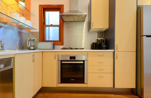 Newtown House | Fresh clean & bright - Newtown house opp park, walk to station