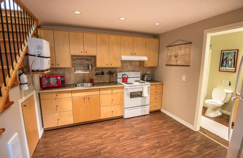 Rossland Apartment | Fresh Studio Apartment in Central Rossland