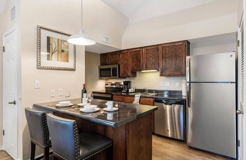 Biggs Field Hotel | Friendly Stay – Pet-Friendly & Outdoor Pool Access