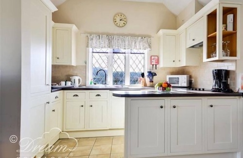 Dorchester Cottage | FROME LODGE HOUSE, pet friendly, with open fire in Frome Whitfield