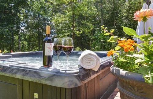 Labelle Ski Chalet | Front RIVER private BEACH 2 HOT TUBS 15 p SAUNA