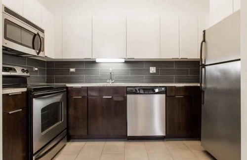 East Hyde Park Apartment | Frontdesk | Stylish 1 BR Apt near Washington Park