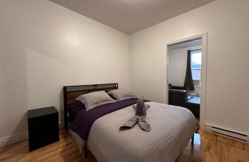 Verdun House | FULL KITCHEN 10min from DTOWN RoomB