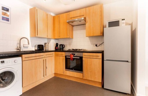 Larkhall Apartment | Full of light 1BR apartment in Stockwell