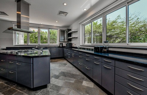 Malmok Villa | Full outdoor kitchen experience with breathtaking ocean view
