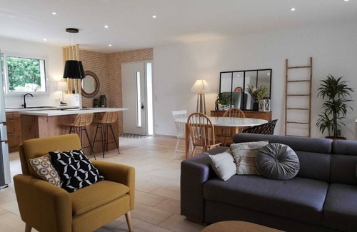 Saint-Etienne-d'Orthe House | Fully-equipped 3-bedroom house with pool, 30min from the ocean