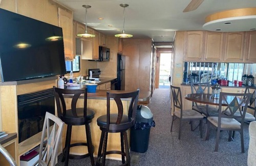 Havre De Grace Boat Rental | Fully Equipped Docked Houseboat at Log Pond Marina in Havre de Grace, MD.