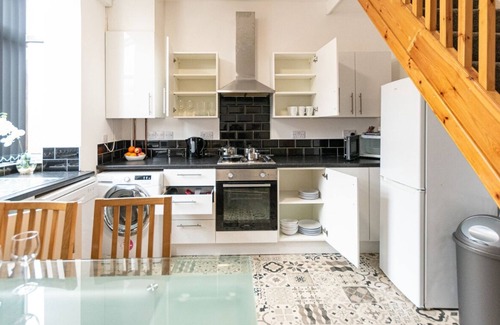 Farnworth House | Fully furnished 2 Bedroom House in Bolton – Contractors Welcome