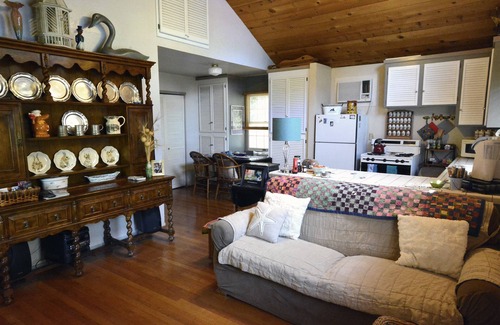 Chico Cottage | Fully Furnished Cottage With BBQ And Pool - pet considered