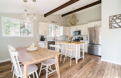 Huntsville Ski Chalet | Fully Renovated Muskoka Family Cottage | Swim, Golf, Hike, & Ski