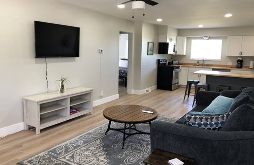 Acme House | Fully Renovated Peek-A-Boo Bayview Duplex-10 minuets from Downtown Traverse City