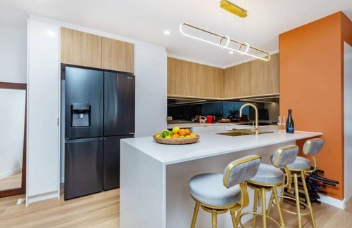 Burleigh Heads Apartment | Fully renovated Top floor Burleigh Koala Park Apt