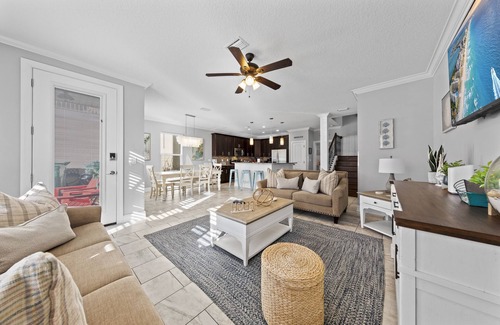 Villages of Crystal Beach House | FullyLoaded4BR~Kid Friendly~Walk2Beach&Pool~Seasonal Shuttle~Sleeps 12