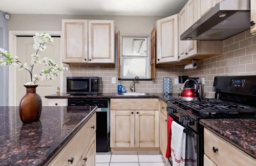 Heritage House | Fun 4-bedroom house with WiFi & AC in San Antonio by Seaworld/AFB