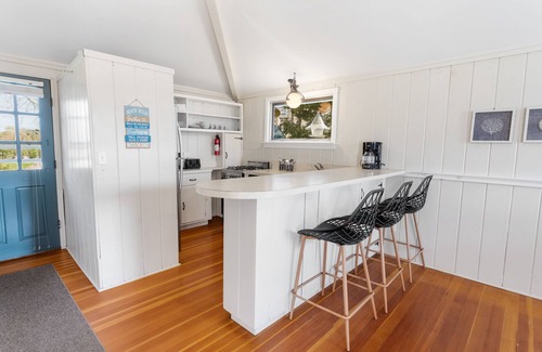 Shinnecock Hills House | Fun and Chic Southampton Waterfront Cottage