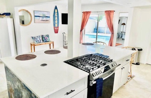 Driftwood House | Fun Kids Family Stay - FLL Cruise Guests & Airport! AirHockey-Arcade-Pool-Toys